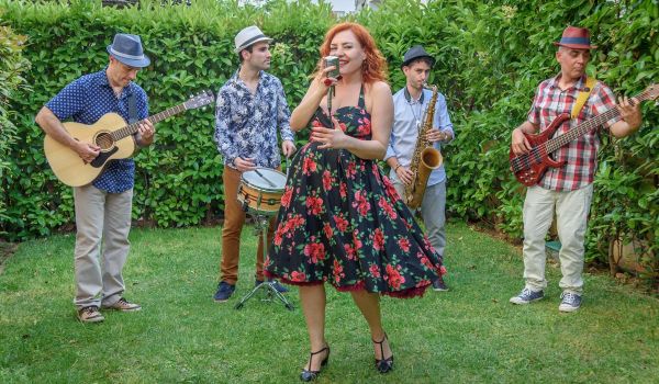 Η Χριστίνα Γκόλια τραγουδά στο Χυτήριο με διάθεση ρετροπόπ