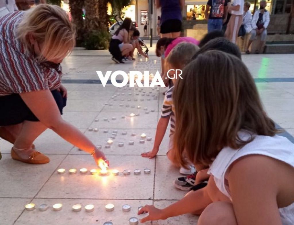 Γλυκά Νερά: «Όχι άλλη Καρολάιν» έγραψαν γυναίκες με κεριά στη Χαλκιδική