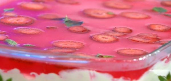 Πανεύκολο γλυκό ψυγείου με βανίλια και φράουλες