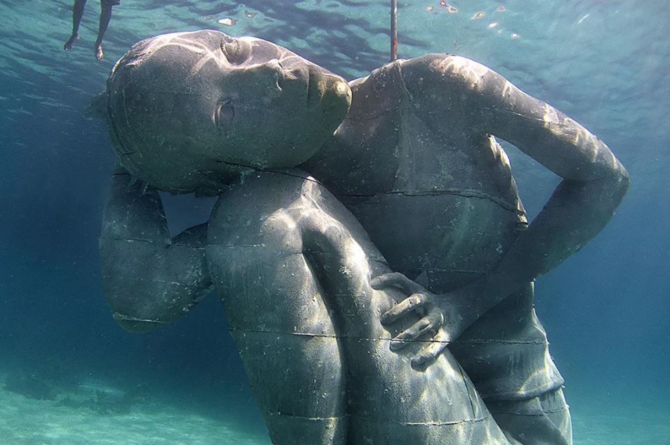 Υποβρύχια γλυπτά προκαλούν δέος – Εντυπωσιακές εικόνες από το βυθό