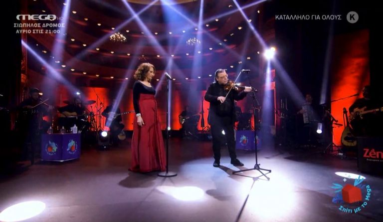 Σπίτι με το MEGA: Ο Νίκος Χατζόπουλος συνοδεύει την Γλυκερία και το κέφι ανάβει