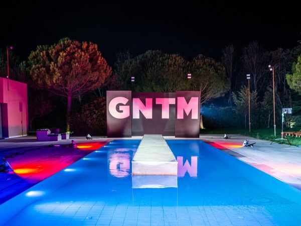 Παίκτρια του GNTM ποζάρει topless και αναστατώνει το Instagram
