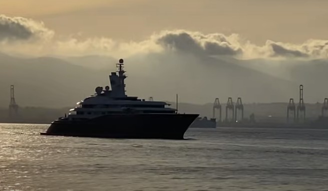 Σκιάθος: Ο σεϊχης του Κατάρ έφτασε για διακοπές με το πλωτό παλάτι του – Το αίτημά του που έγινε θέμα συζήτησης