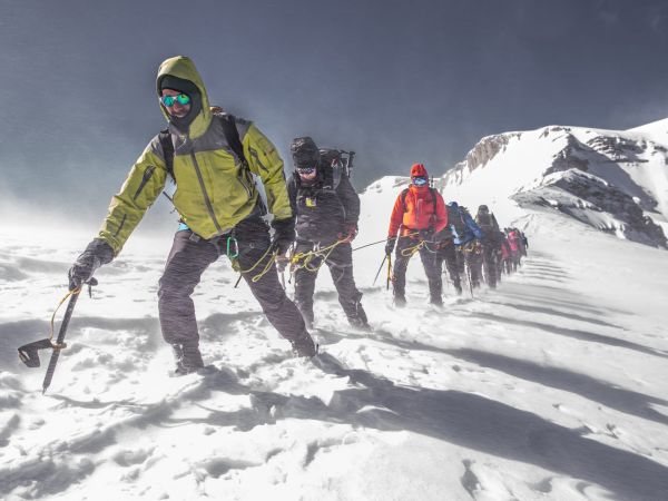 Δύο φίλοι ορειβάτες ετοιμάζουν μια ανεπανάληπτη περιπέτεια που θα γίνει ντοκιμαντέρ