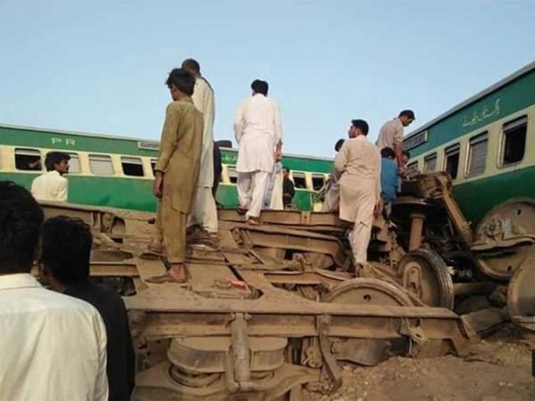 Πακιστάν: Τουλάχιστον 36 νεκροί σε σύγκρουση τρένων – Φόβοι ότι η λίστα θα μεγαλώσει
