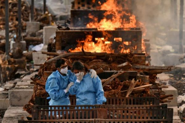 Ινδία: Γιατροί εξαντλημένοι, τρομαγμένοι και με ψυχικά τραύματα από τη μάχη κατά της πανδημίας