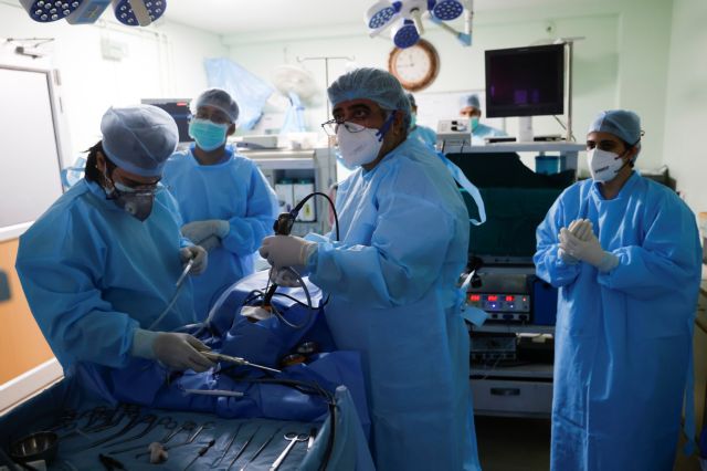 Ινδία : Χιλιάδες γιατροί στους δρόμους – Ποιου τη σύλληψη ζητούν