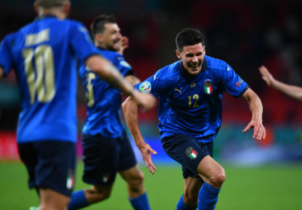 Λύτρωση στην παράταση για την Ιταλία (2-1) και πρόκριση στους «8»