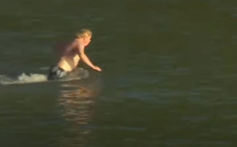 Μπόρις Τζόνσον: Φόρεσε το μαγιό του και το… έριξε στα μακροβούτια