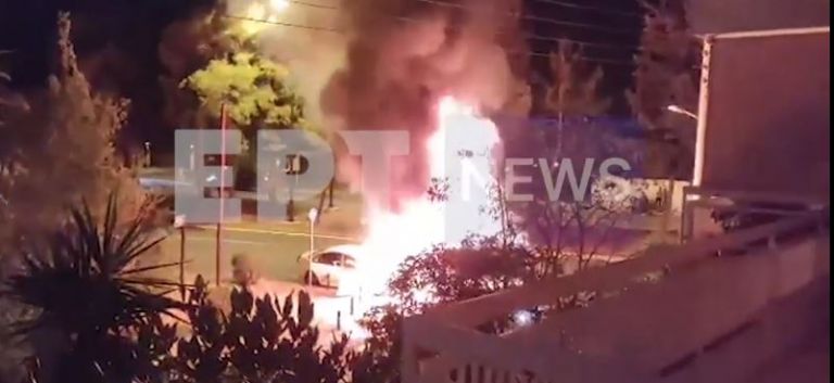 Βίντεο – ντοκουμέντο από το τροχαίο στο Καβούρι: Παρανάλωμα του πυρός τα αυτοκίνητα