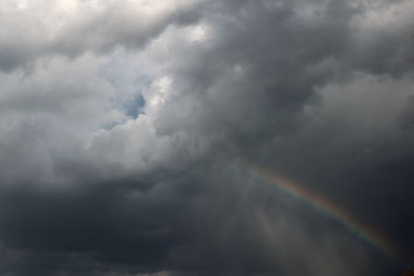 Ο καιρός τρελάθηκε: Ανεμοστρόβιλος στο Περτούλι – Καταιγίδες σε αρκετές περιοχές