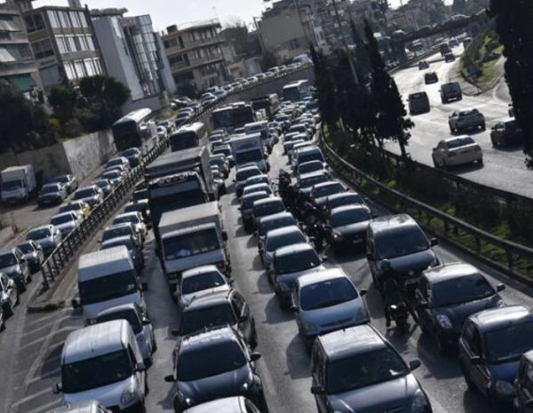 Λεωφόρος Κηφισού: Φωτιά τώρα σε όχημα – Μεγάλο μποτιλιάρισμα σε Θηβών και Ιερά Οδό