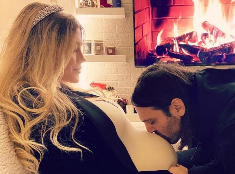 Κωνσταντίνα Κομμάτα: Βόλτα στην παραλία με τον Γιώργο Σαμαρά και την κορούλα τους