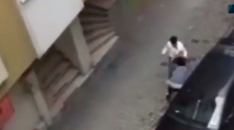 Τουρκία: Έδερνε την έγκυο γυναίκα του στη μέση του δρόμου