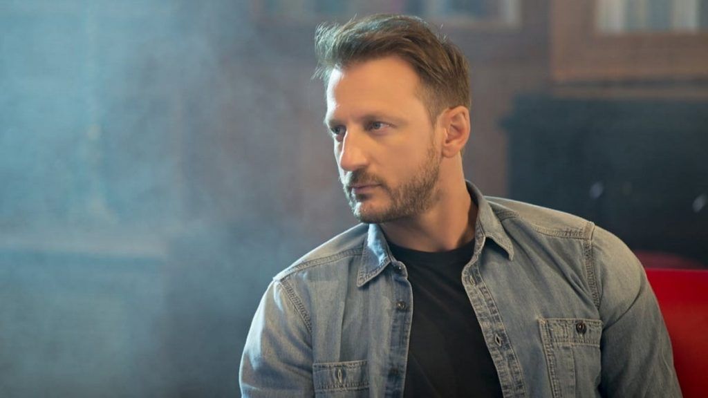 Ο Κώστας Καραφώτης τραγουδά unplugged στο MEGA STAR