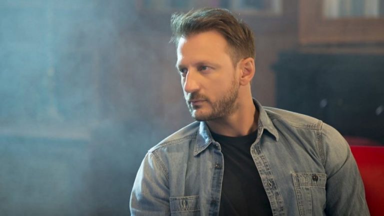 Ο Κώστας Καραφώτης τραγουδά unplugged στο MEGA STAR