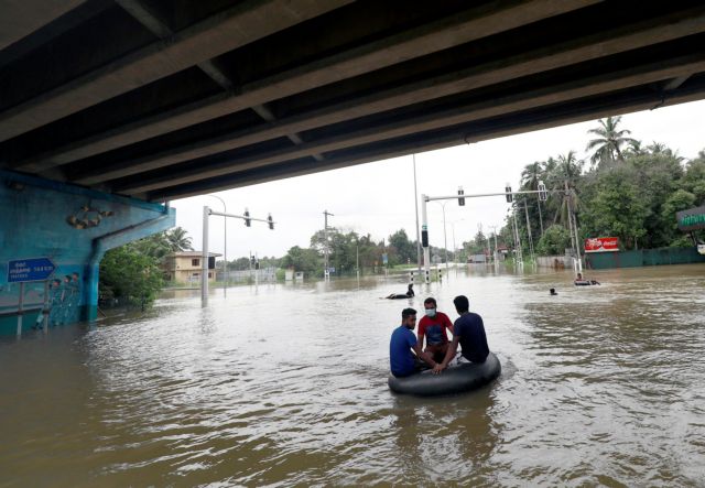 Σρι Λάνκα: 16 νεκροί από πλημμύρες και κατολισθήσεις