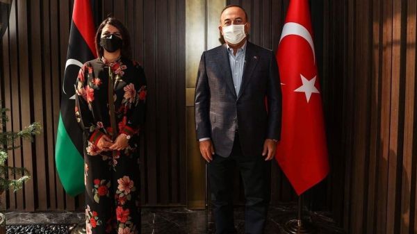 Λιβύη: Νέα επίθεση στην υπουργό Εξωτερικών για το… ντύσιμό της ενώπιον του Τσαβούσογλου