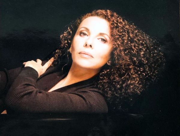 Μπέτυ Λιβανού: «Όνειρο μου ήταν να γίνω γραμματέας»