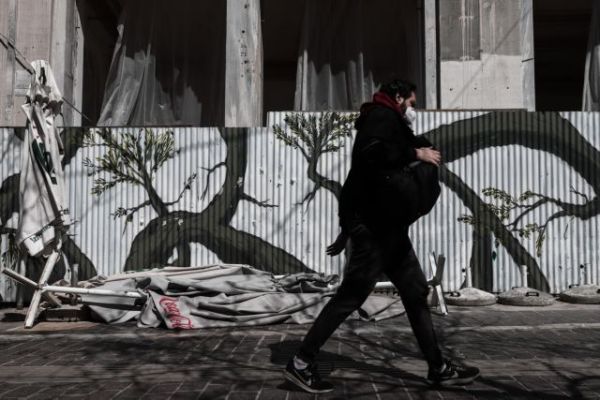 Έρχεται η κατάργηση της χρήσης μάσκας σε εξωτερικούς χώρους – Το απόγευμα οι ανακοινώσεις Χαρδαλιά