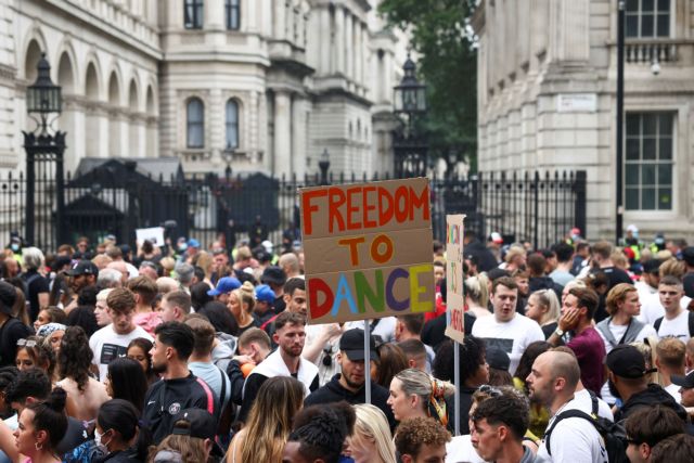 Βρετανία: Χορευτική διαδήλωση στο Λονδίνο για την επαναλειτουργία των νυχτερινών κέντρων
