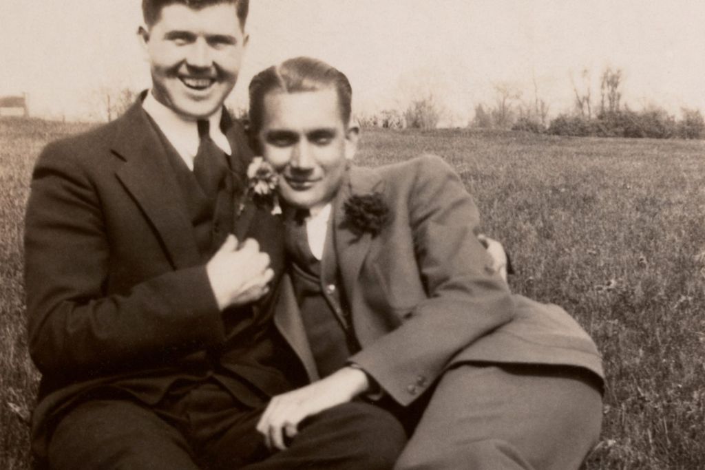 Μήνας Υπερηφάνειας: Πέντε κλασικά ερωτικά ποιήματα που γράφτηκαν από άντρες για άντρες