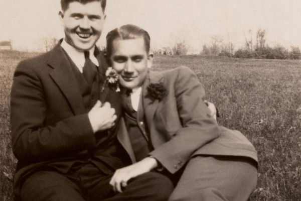 Μήνας Υπερηφάνειας: Πέντε κλασικά ερωτικά ποιήματα που γράφτηκαν από άντρες για άντρες