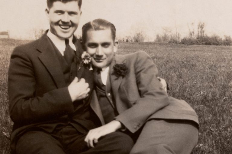 Μήνας Υπερηφάνειας: Πέντε κλασικά ερωτικά ποιήματα που γράφτηκαν από άντρες για άντρες