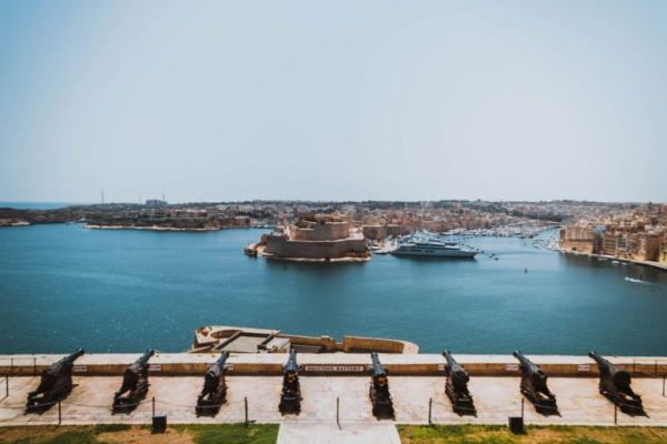 Μάλτα: Μπήκε στην πράσινη λίστα της Βρετανίας αλλά θα δέχεται μόνο τους πλήρως εμβολιασμένους