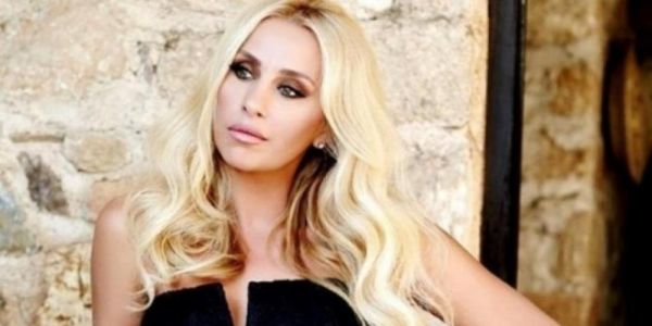 Γωγώ Μαστροκώστα: «Κόβει» την ανάσα με τις καλοκαιρινές φωτογραφίες της