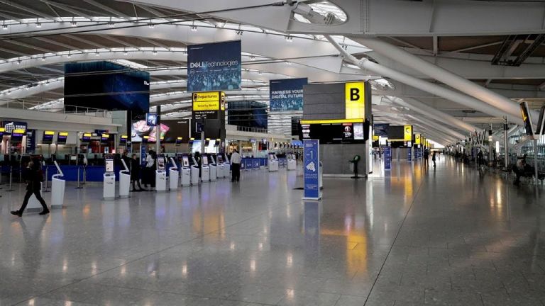 Βρετανία: Εξετάζει το ενδεχόμενο να υιοθετήσει τα διαβατήρια εμβολιασμού ώστε να επιτρέψει τα διεθνή ταξίδια