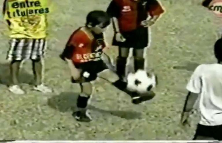 Όταν ο οκτάχρονος Μέσι έκανε… πλάκα στα υπόλοιπα «πιτσιρίκια» (vid)