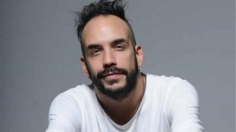 Ο Πάνος Μουζουράκης διασκευάζει το «Αυτή είναι η ζωή»