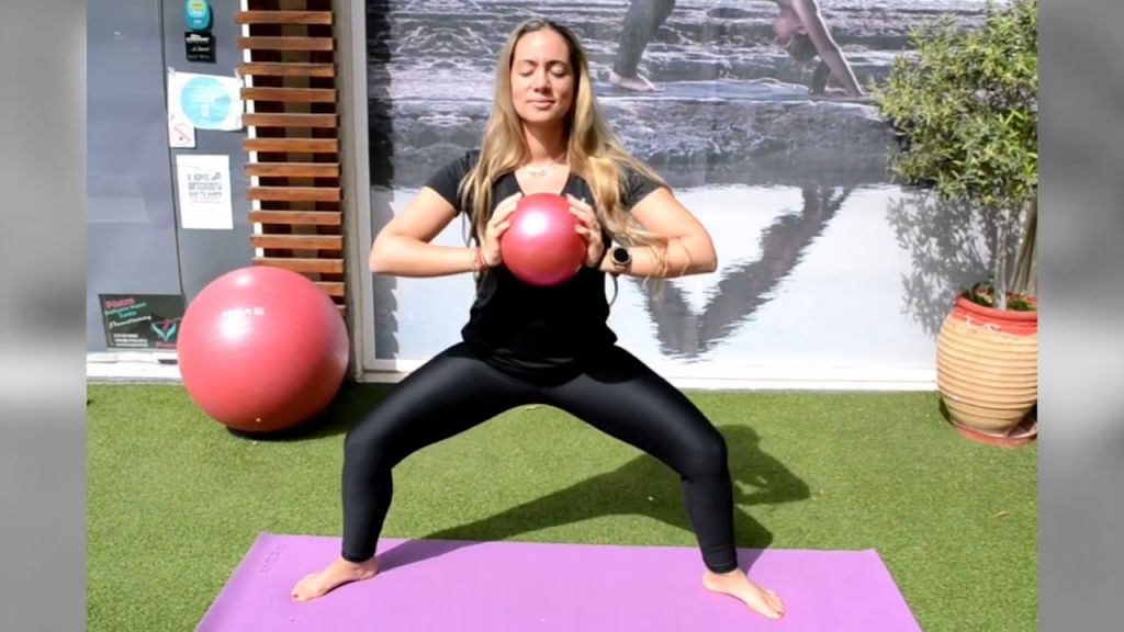 Πέντε ασκήσεις με μπάλα για να φύγουν τα περιττά κιλά μέχρι τις διακοπές