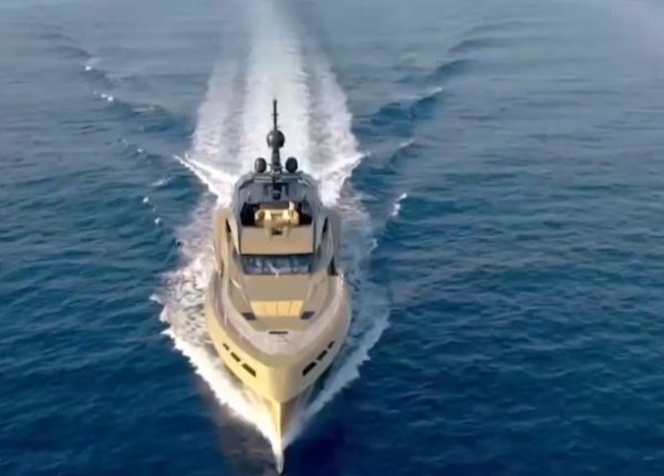 Η… χρυσή θαλαμηγός που έχει «μαγνητίσει» όλα τα βλέμματα στη Μύκονο