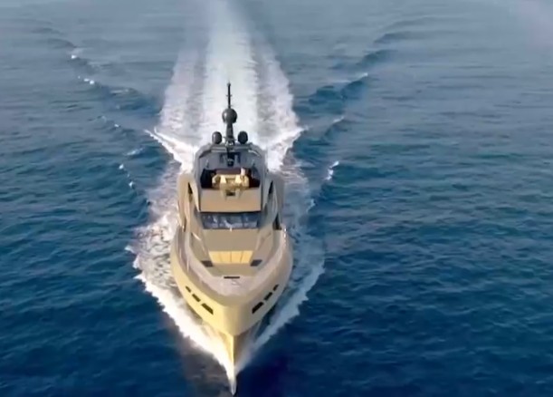 Η… χρυσή θαλαμηγός που έχει «μαγνητίσει» όλα τα βλέμματα στη Μύκονο