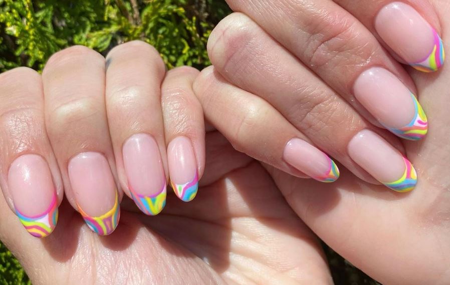 Psychedelic nails: Αυτή είναι η νέα τάση στο μανικιούρ που πρέπει να δοκιμάσετε