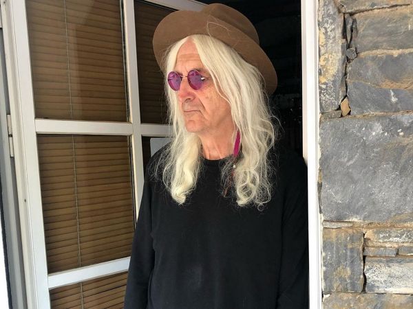 Νίκος Καρβέλας: Σπάνια φωτογραφία φορώντας τα ρούχα της κόρης του Σοφίας