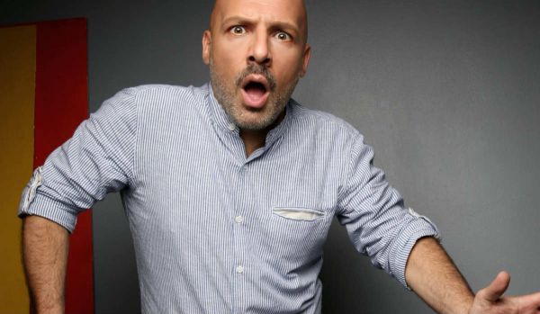 Νίκος Μουτσινάς: Φάρσα στον αέρα από Ζέτα Μακρυπούλια και Ελισάβετ Κωνσταντινίδου