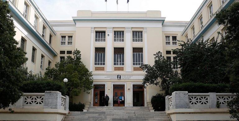 Survey: The graduates stay in Greece and set up their own businesses