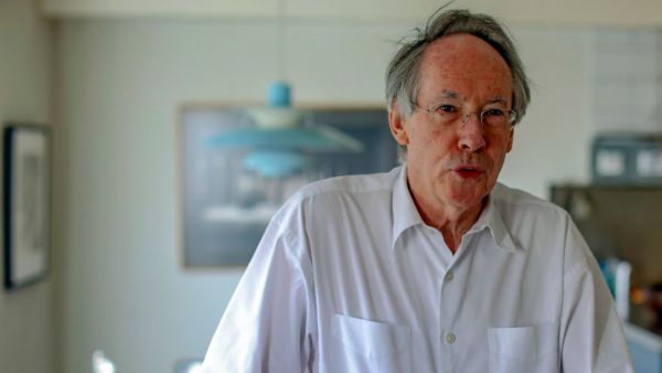 Ίαν ΜακΓιούαν: Είμαι από τους συγγραφείς που ματώνουν στο χαρτί