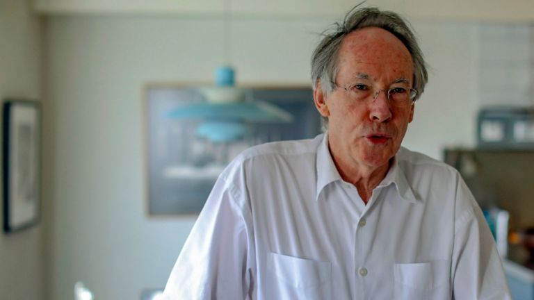 Ίαν ΜακΓιούαν: Είμαι από τους συγγραφείς που ματώνουν στο χαρτί