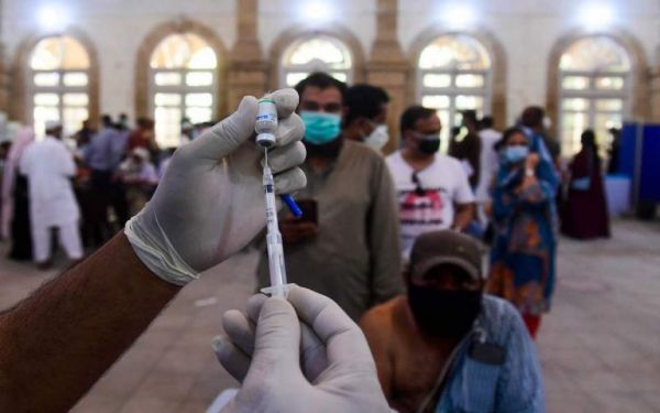 Πακιστάν: Κόβουν μισθούς και τηλέφωνα σε όσους δεν θέλουν να εμβολιαστούν