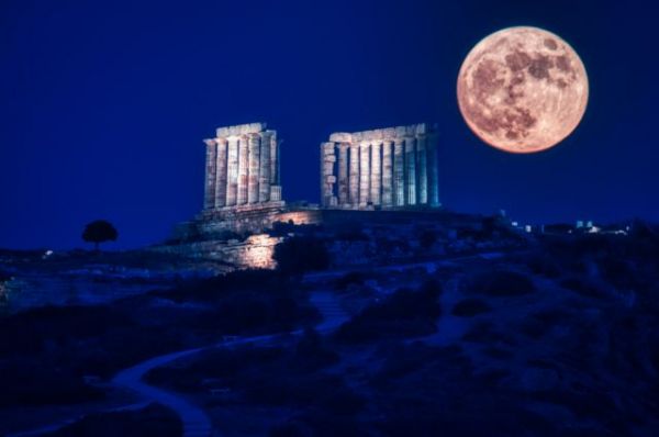 «Το φεγγάρι της φράουλας»: Εντυπωσιακές εικόνες από την τελευταία υπερπανσέληνο του 2021