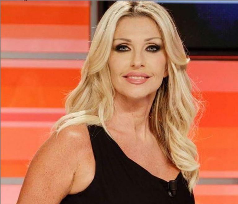 Πάολα Φεράρι: Το σταυροπόδι αλά Σάρον Στόουν που αναστάτωσε τους Ιταλούς