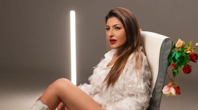 Έλενα Παπαρίζου: Φωτογραφίζεται με μαγιό και κλέβει τις εντυπώσεις