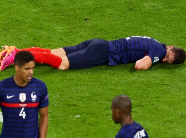 Νέα περίπτωση Ερικσεν; Έρευνα της UEFA για «λιποθυμία» παίκτη στο Euro – Δείτε το βίντεο