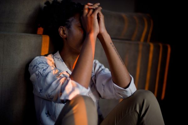 Κατάθλιψη: Αυτά είναι τα επικίνδυνα συμπτώματά της