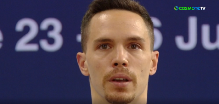 Δάκρυσε ο Πετρούνιας όταν ανέβηκε στο βάθρο