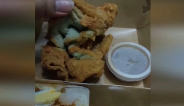 Απίστευτο: Παρήγγειλε κοτόπουλο και της ήρθε μια… τηγανητή πετσέτα – Δείτε βίντεο